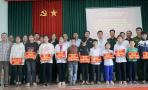 Lữ đoàn Xe tăng 215 trao quà nâng bước em tới trường cho học sinh xã Nghĩa Lâm